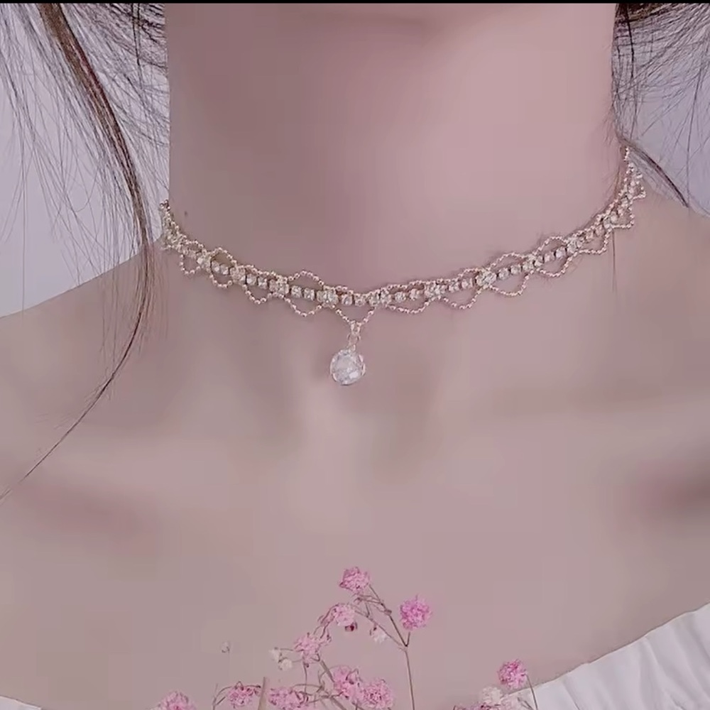 14 K Pleated Gold Choker Necklace with Teardrop Pendant